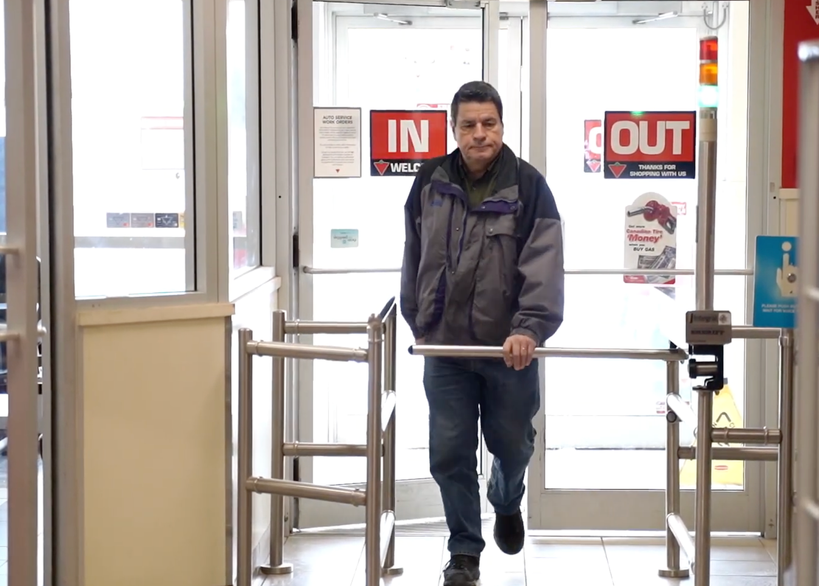 Building entrance with access control monitoring