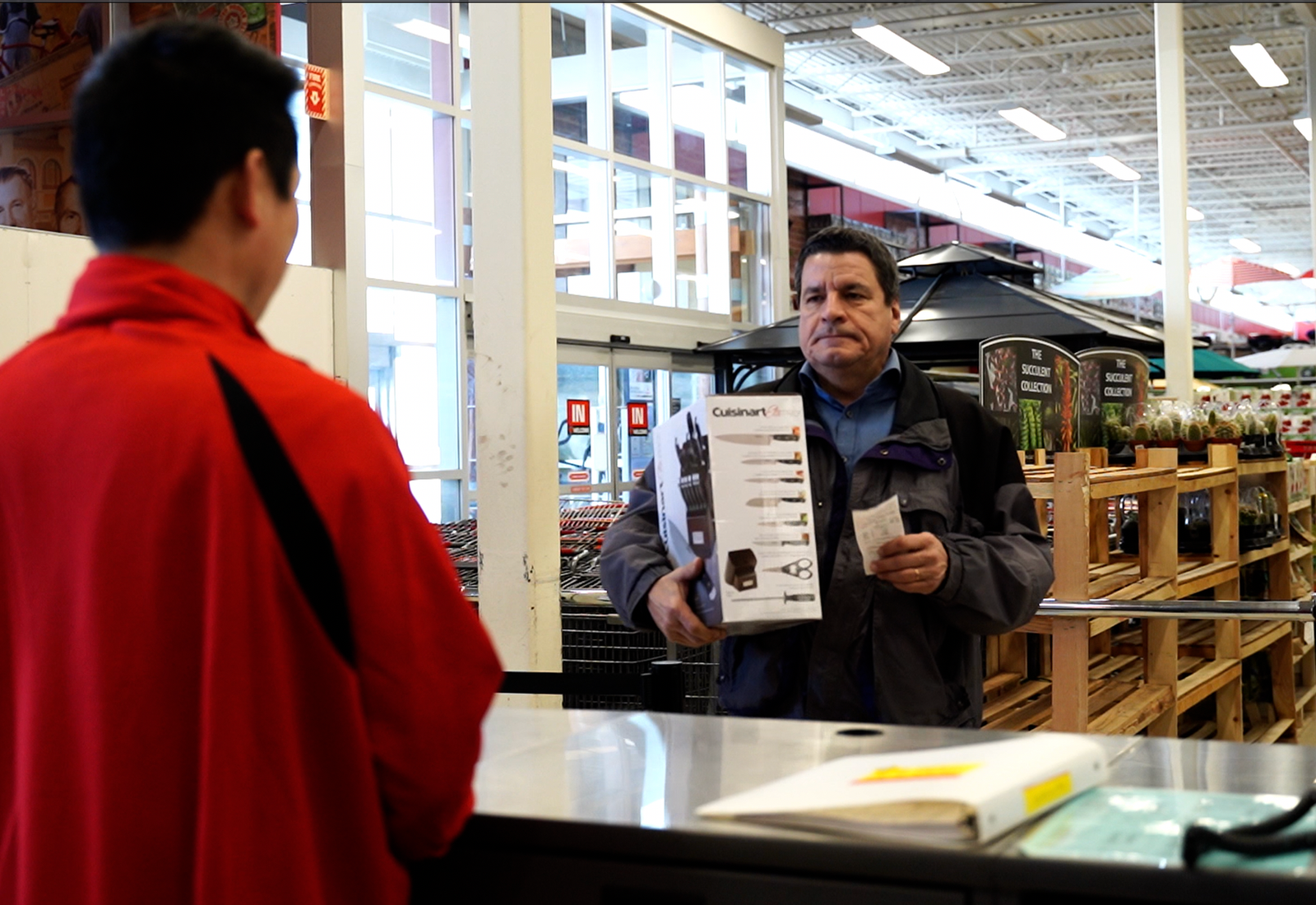 Return fraud detection showing suspect at returns desk